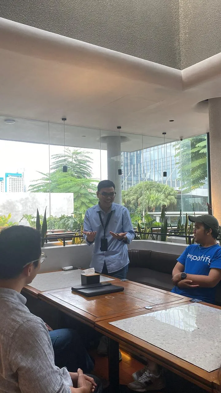 Speaker gesturing during a small-group dialogue with an Expatify team member at Executive Iftar 2026